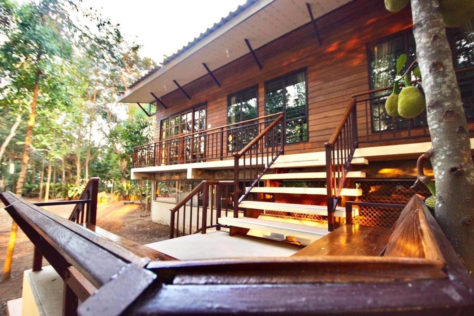 Ferienwohnung เรือนสารภี Phrae Exterior foto